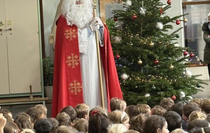 Aujourd’hui St Nicolas est venu un peu en avance visiter nos élèves de l’école primaire !