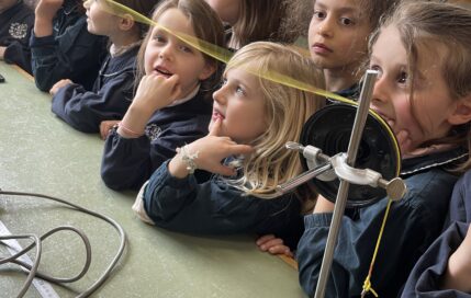 Les élèves de CE1 à la découverte du laboratoire de physique des classes préparatoires